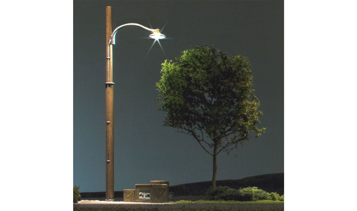 WOODEN POLE STREET MOUNT LIGHTS (3/PKG) (HO) WOO5630