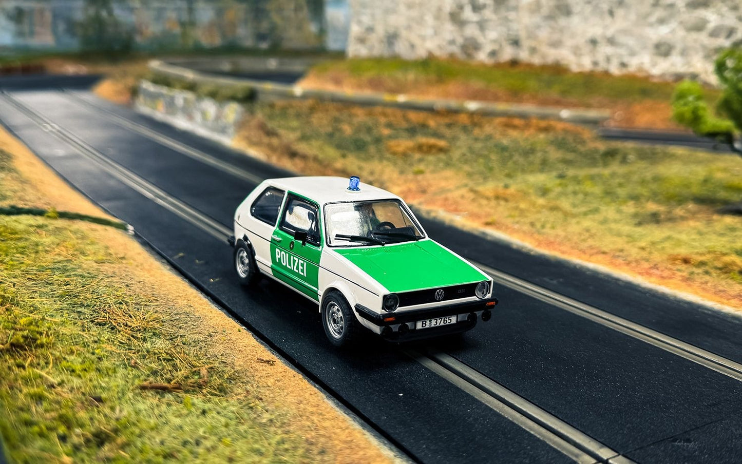 Scalextric C4572 Volkswagen Golf Mk1 - Polizei Slot car SCA4572