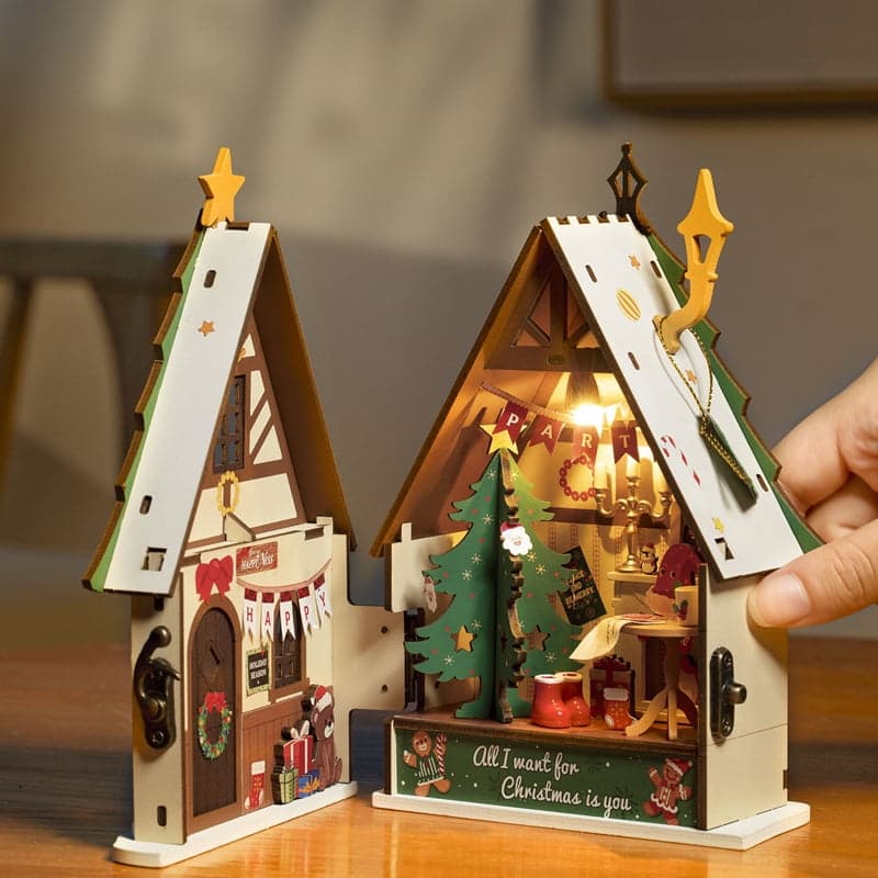 Rolife Twinkling Christmas House Miniature Doll House  DS036