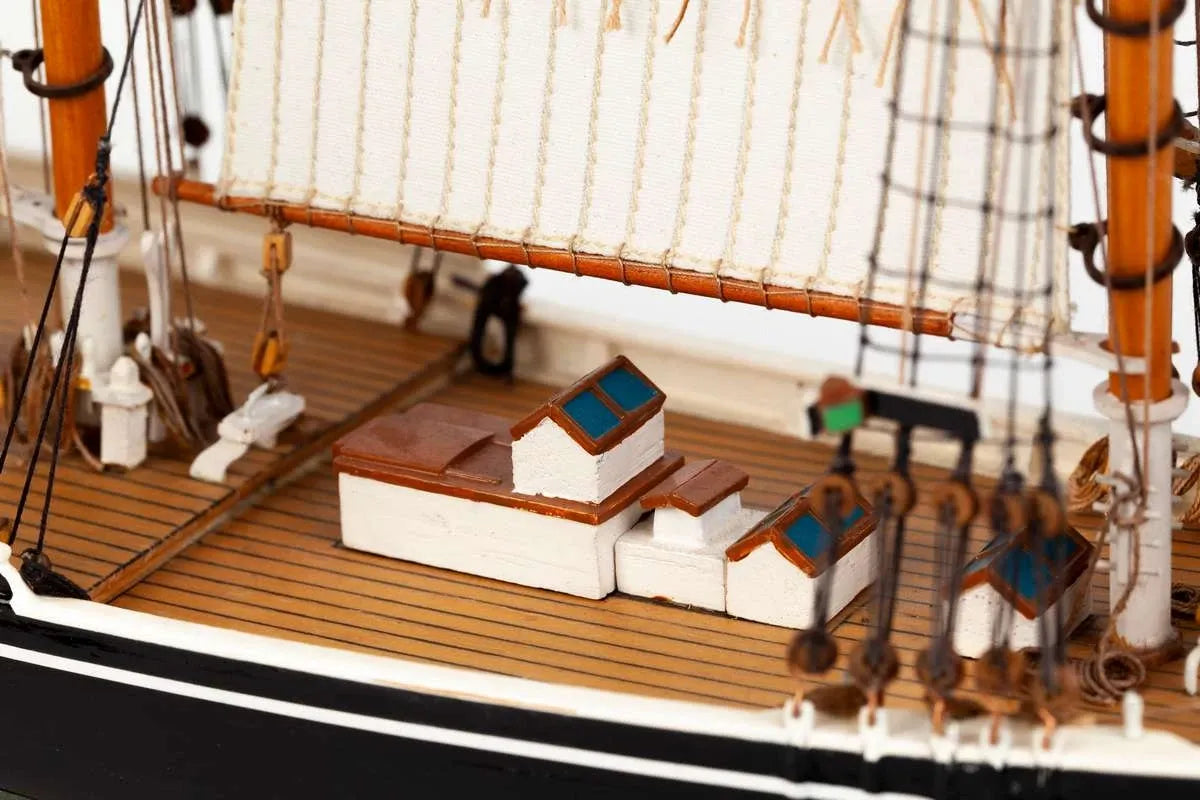 Billing Boats 1:100 Bluenose II -Wooden hull