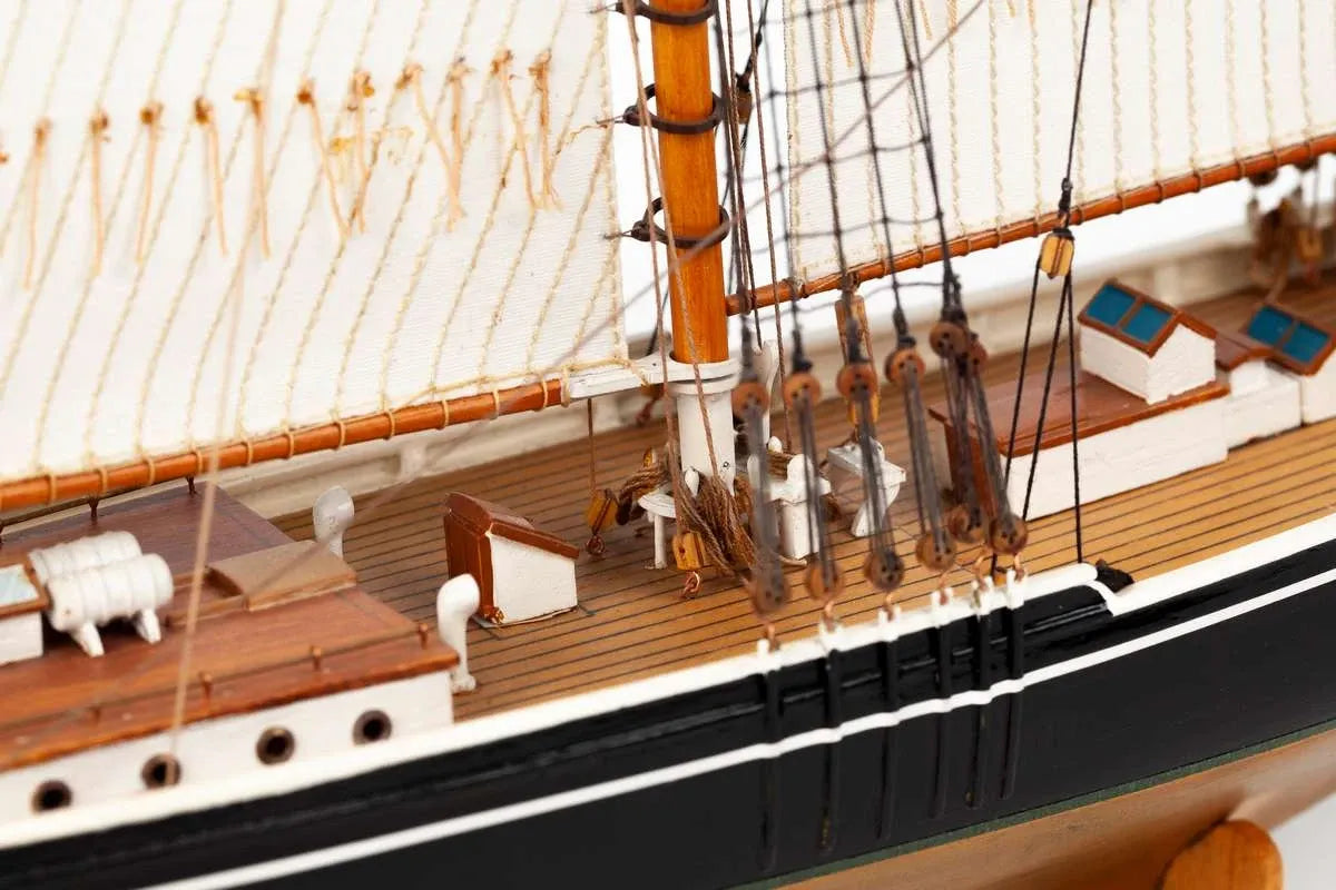 Billing Boats 1:100 Bluenose II -Wooden hull