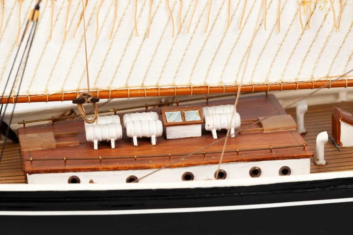 Billing Boats 1:100 Bluenose II -Wooden hull