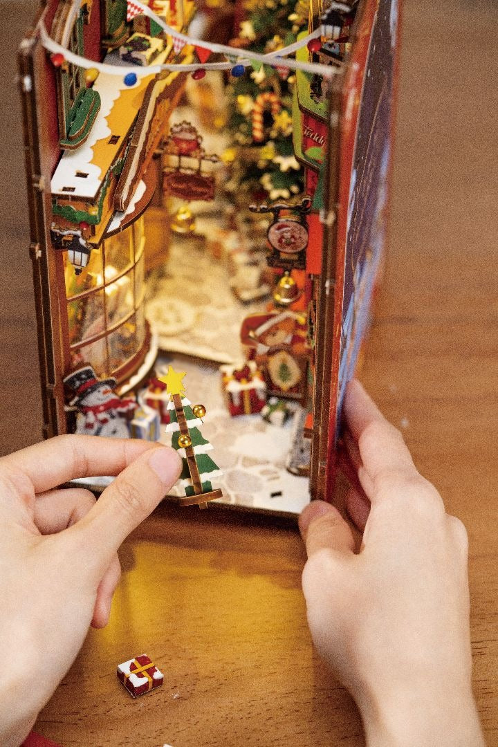 Rolife Christmas Street Book Nook Shelf Insert ROETGC06