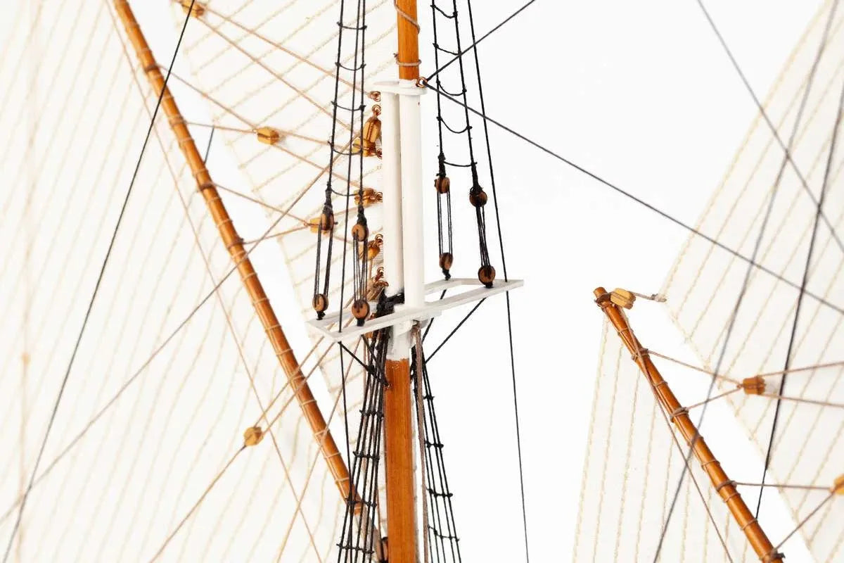 Billing Boats 1:100 Bluenose II -Wooden hull