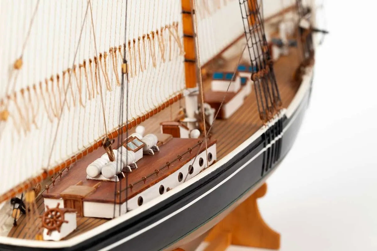 Billing Boats 1:100 Bluenose II -Wooden hull