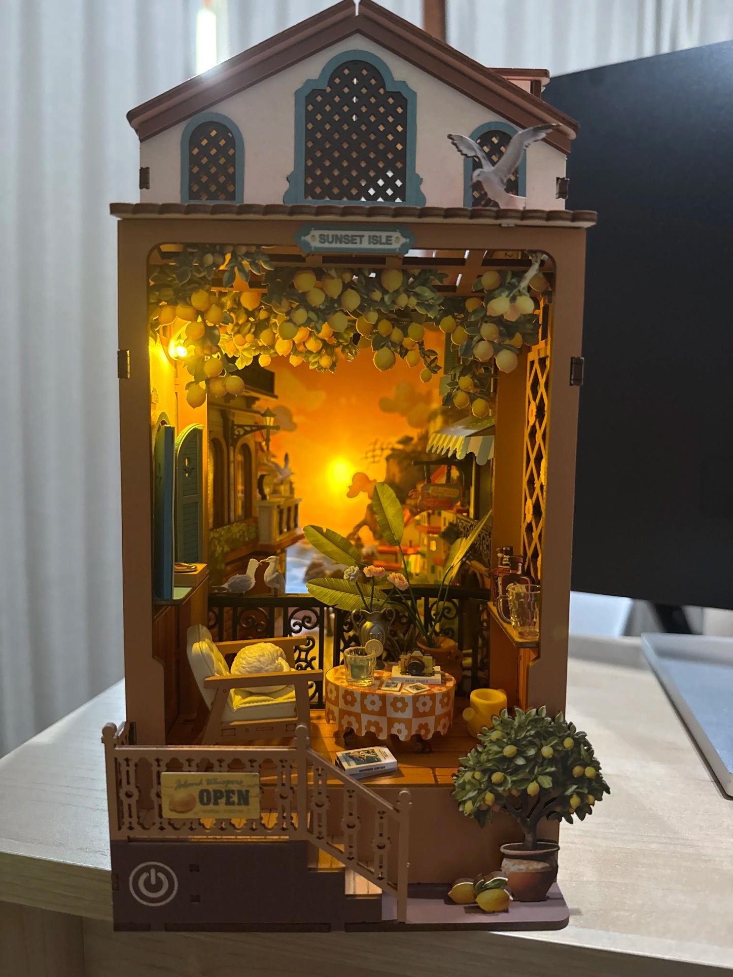Rolife DIY Book Nook Kit - Sunset Isle TGB18