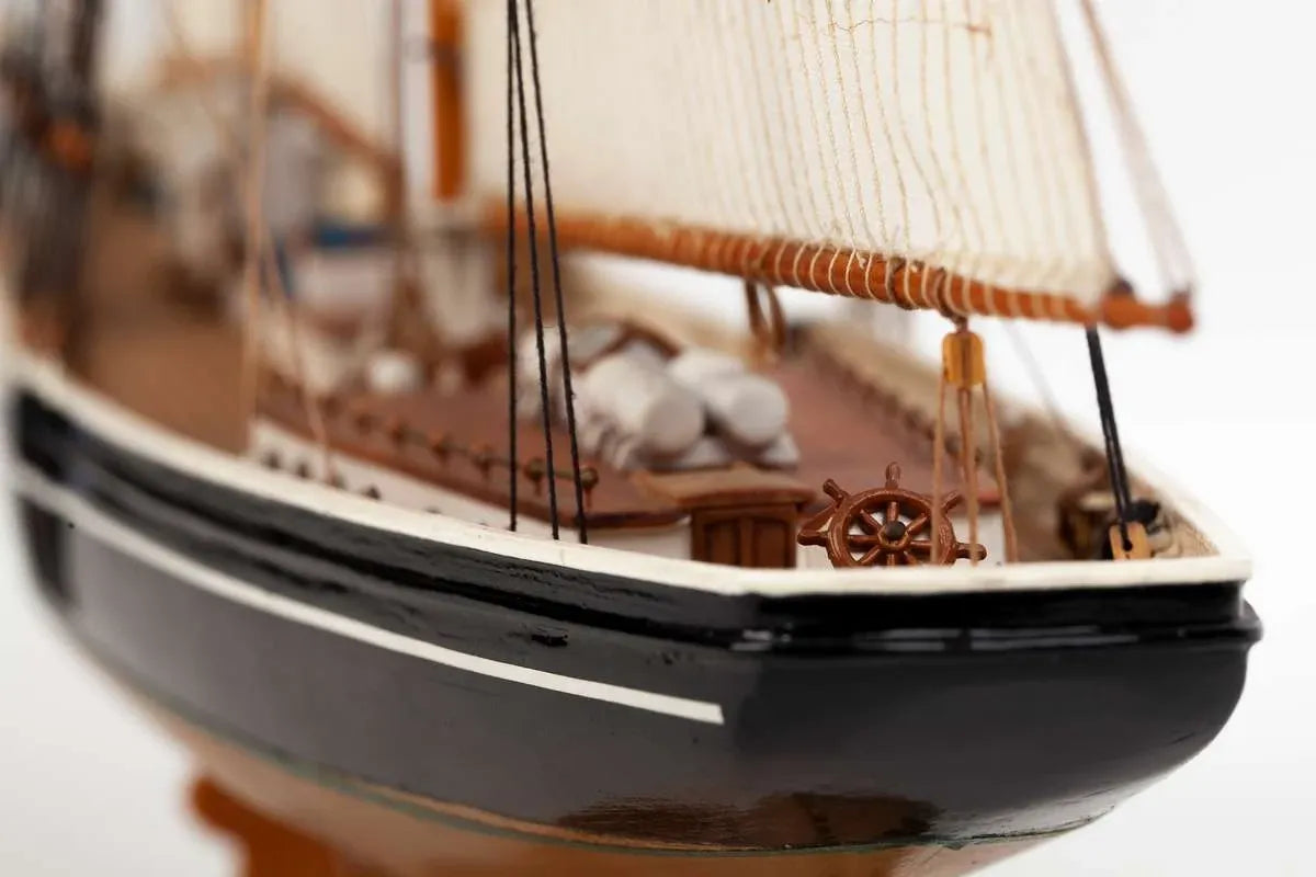Billing Boats 1:100 Bluenose II -Wooden hull
