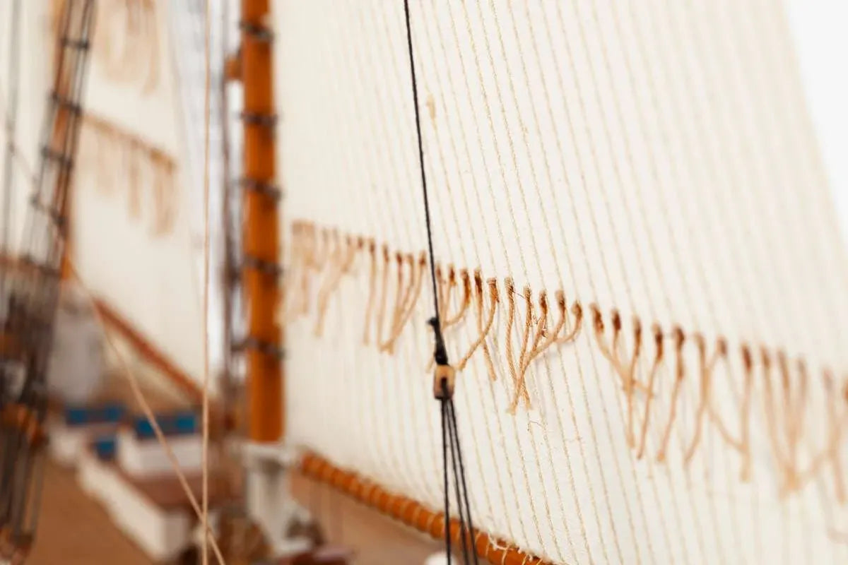 Billing Boats 1:100 Bluenose II -Wooden hull