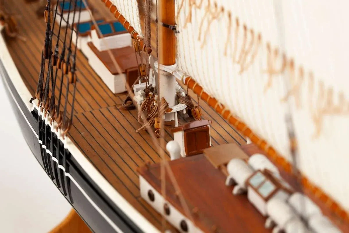 Billing Boats 1:100 Bluenose II -Wooden hull