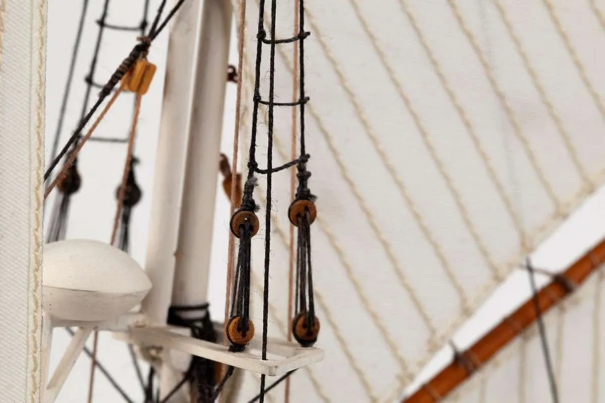 Billing Boats 1:100 Bluenose II -Wooden hull