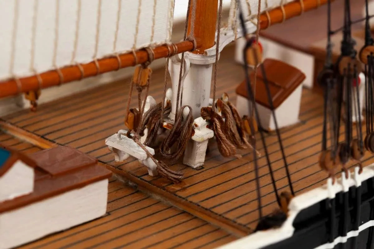 Billing Boats 1:100 Bluenose II -Wooden hull